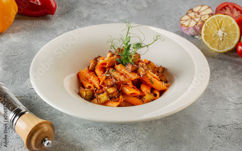 Foto Delicious Penne Pasta with Rich Tomato Sauce and Fresh Herbs in a White Bowl – A