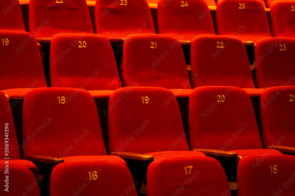 Obraz premium Front Row Perspective of Empty Theater Seats Awaiting the Audience