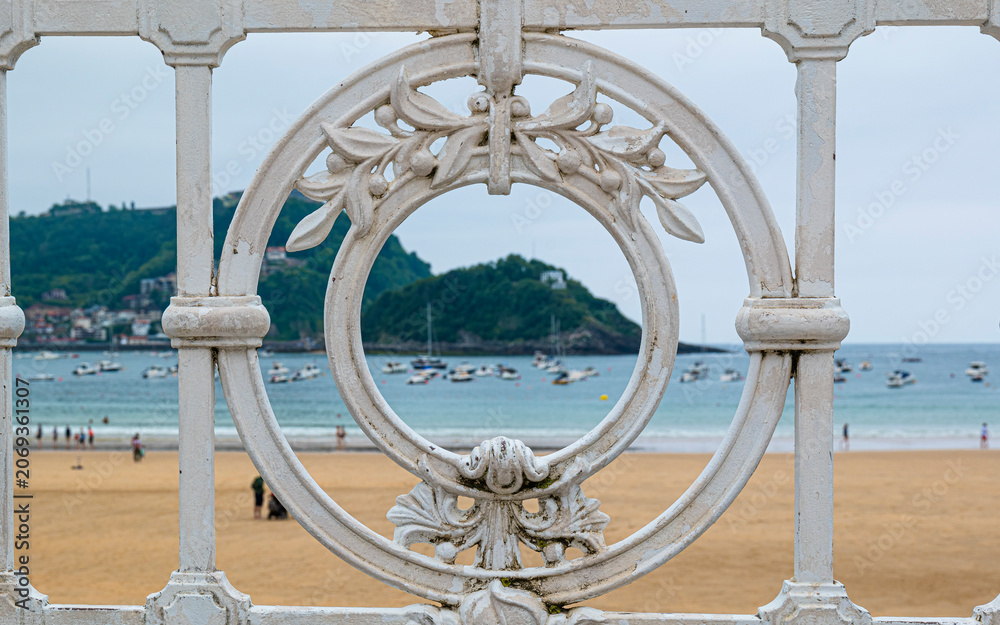 Obraz premium La Concha beach, in San Sebastian, Spain