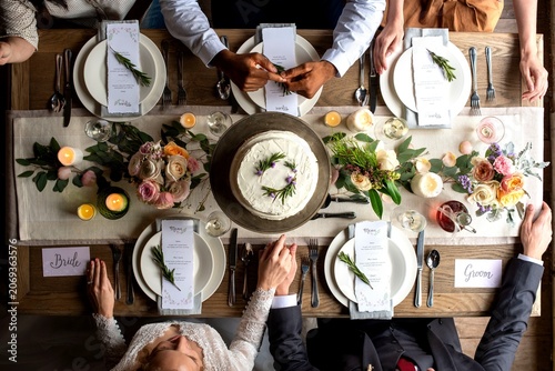 Schilderij op canvas Overhead view of a wedding table with bride and groom, floral decor