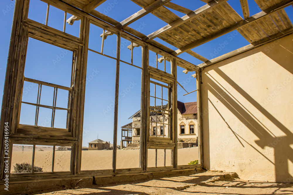 Ταπετσαρία View through a broken wall in one of the abandoned mansions of Kolmanskop in Namibia