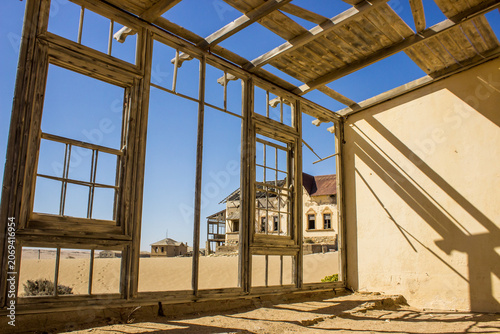 Φωτογραφία View through a broken wall in one of the abandoned mansions of Kolmanskop in Namibia