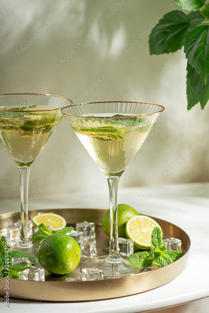 Obraz premium Refreshing summer cocktails with mint and lime on tray