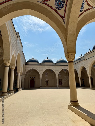 vue sur des arcades dans la cour intérieure de la grande mosquée de Tirana en Albanie un jour d'été