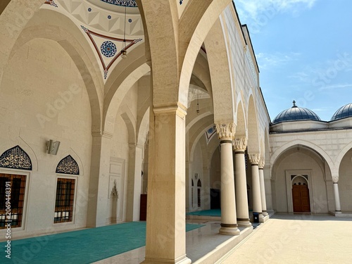 vue sur des arcades dans la cour intérieure de la grande mosquée de Tirana en Albanie un jour d'été