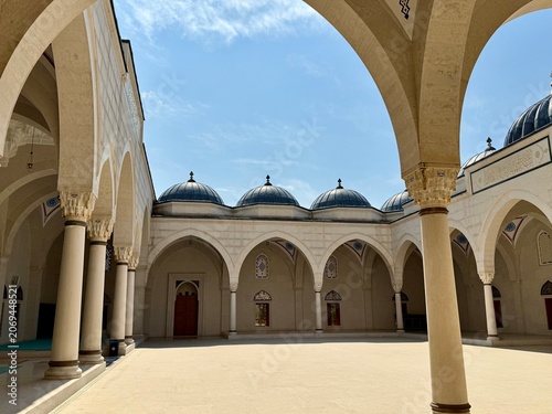 vue sur des arcades dans la cour intérieure de la grande mosquée de Tirana en Albanie un jour d'été