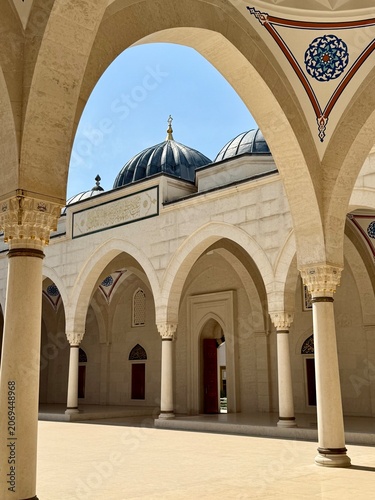 vue sur des arcades dans la cour intérieure de la grande mosquée de Tirana en Albanie un jour d'été