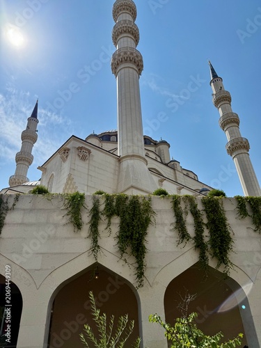 vue sur la grande mosquée de Tirana en Albanie un jour d'été