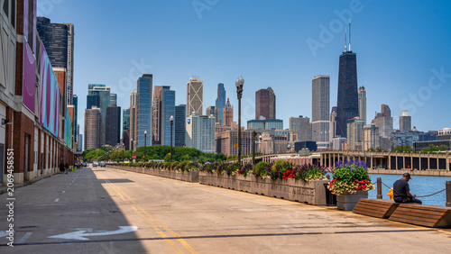 Fotografía Chicago, IL - July 26, 2024: Navy Pier and city skyscrapers on a beautiful summe
