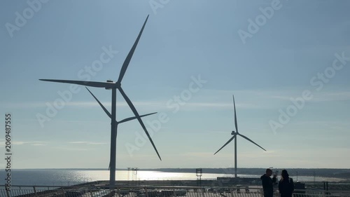 Windräder gegen blauen Himmel