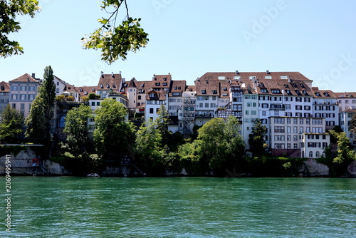Häuser am Rheinufer in Grossbasel im Sommer