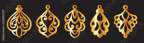 Schilderij op canvas Gold ornate pendant designs in various shapes and patterns for jewelry making an