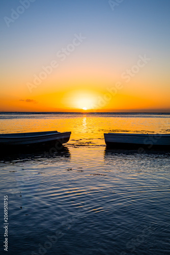 Couché de soleil et bateaux de pêche depuis une plage au Nord-Ouest de l'Ile Maurice, Océan Indien, Afrique