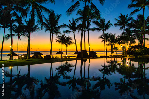 Couché de soleil et reflets sur la piscine au Nord-Ouest de l'Ile Maurice, Océan Indien, Afrique