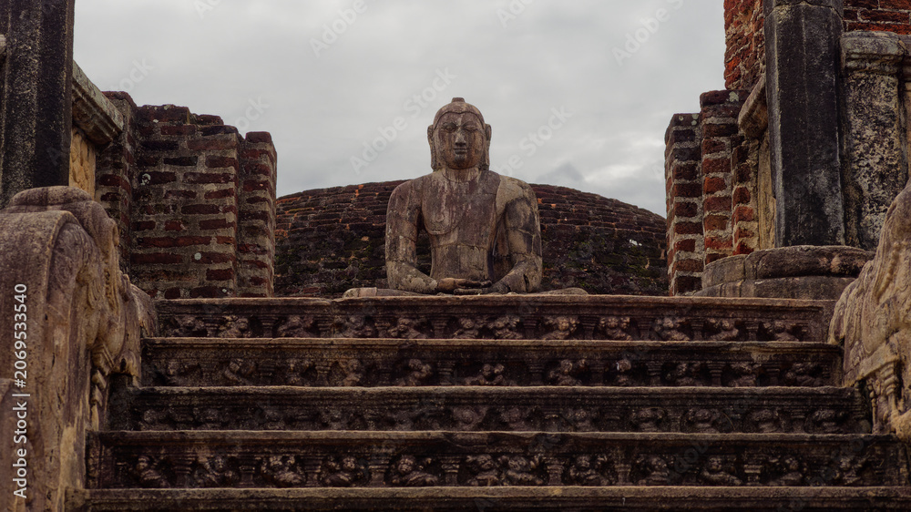 Fototapeta premium Buddha meditating at ancient polonnaruwa vatadage temple ruins