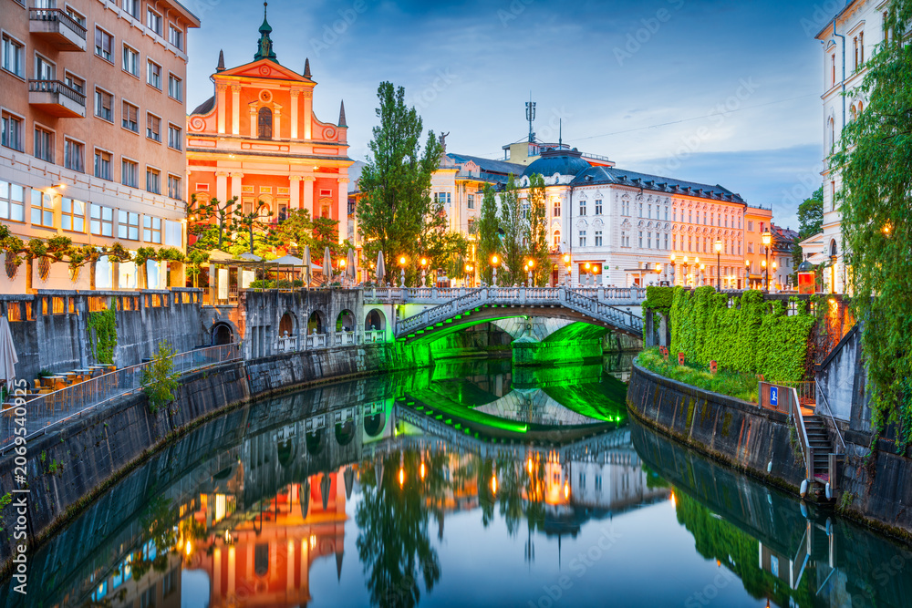 Obraz premium Ljubljana, Slovenia over the Ljublanica River