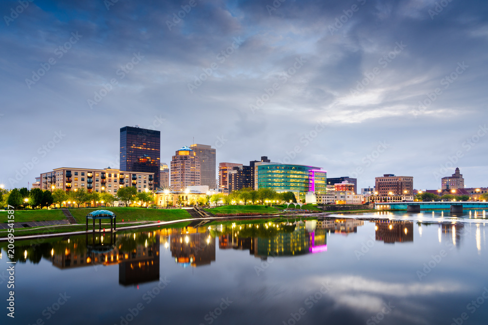 Naklejka premium Dayton, Ohio, USA downtown cityscape on the Miami River