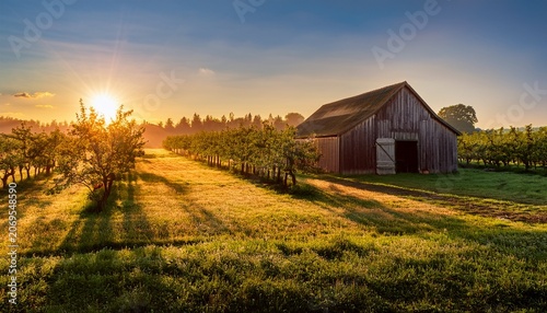 Verger Normand Au Lever Du Soleil Avec Une Ancienne Grange Eclairee Par Les Rayons Du Soleil