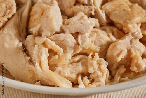 Cuadro en lienzo A bowl of cooked chicken pieces.