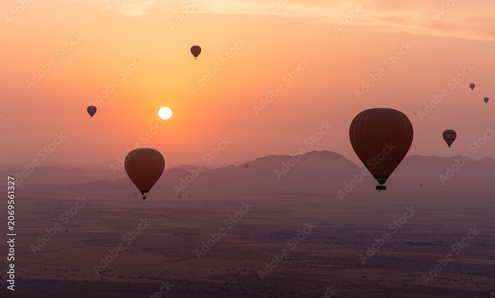 Fototapeta premium Gros plan sur des montgolfières au lever du soleil, au Maroc.