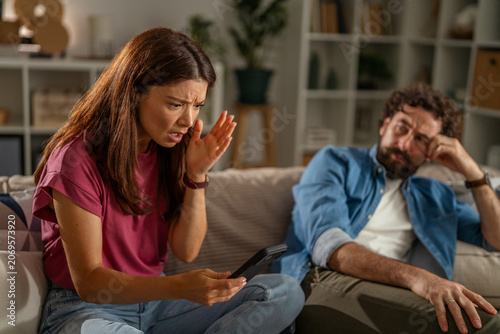 Obraz na płótnie Couple having conflict about cheating on mobile phone