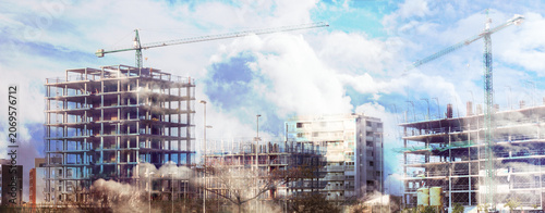  Edificio urbano en construcción con grúas y cielo dramático.Edificio moderno en construcción con grúas y cielo nublado dramático; editorial de desarrollo urbano para bienes raíces y arquitectura.