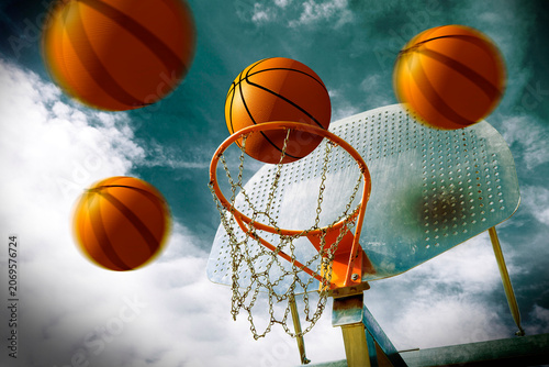  Múltiples pelotas de baloncesto alrededor del aro contra el cielo azul, concepto deportivo. Aro de baloncesto y varias pelotas. Fondo deportivo