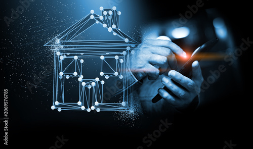  Concepto de tecnología digital para hogares inteligentes: manos sosteniendo una casa brillante. Manos sosteniendo una casa con estructura alámbrica digital con partículas brillantes.Hogar inteligente