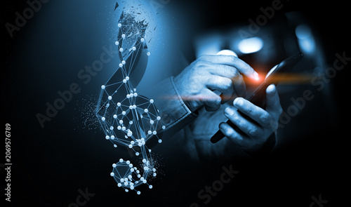 Concepto de tecnología musical de clave de sol digital: manos brillantes en la oscuridad. Manos sosteniendo una clave de sol digital brillante sobre un fondo oscuro.Concepto innovación en tecnologia