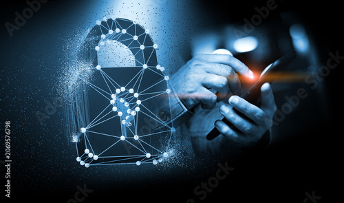 Concepto de tecnología de candado de seguridad digital:manos que brillan sobre un fondo oscuro.Manos que sostienen un marco de alambre de candado digital brillante sobre fondo oscuro. Ciberseguridad