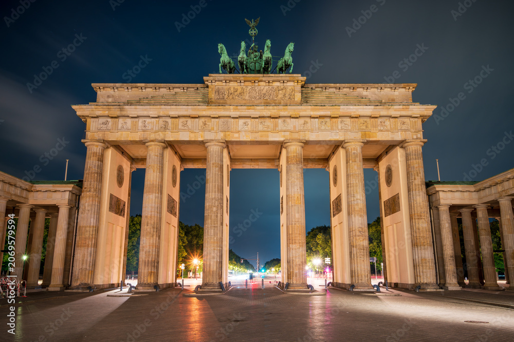 Naklejka premium The Brandenburg Gate in Berlin at night. Germany