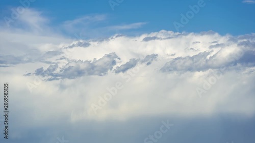 Beautiful and healing sky cloud gathering and dispersing dynamic empty shot material