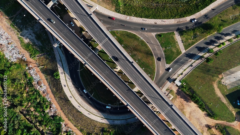 Obraz premium Highway interchange overhead shot captures layered bridges and converging roads