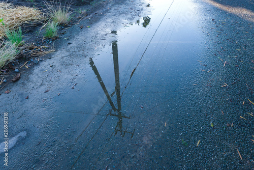 水溜りのある雨上がりの道路