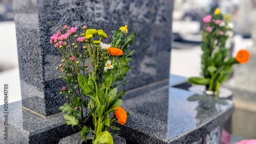 Tableau sur toile 先祖供養 墓参り お盆イメージ 墓石と供えられた花