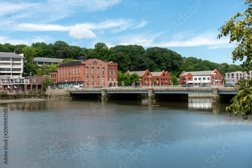Foto Ruth Steinkraus Cohen Memorial bridge and Waterfront Buildings in Westport, Conn