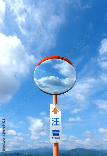 青空とカーブミラー