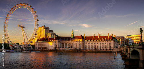 Fotografía Iconic London Eye at Golden Hour