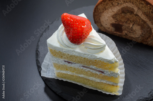 苺のショートケーキと生チョコロールケーキでひと休み