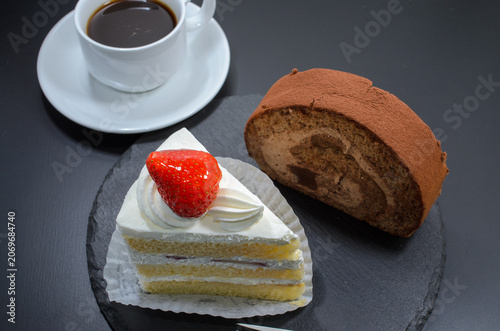 苺のショートケーキと生チョコロールケーキでひと休み