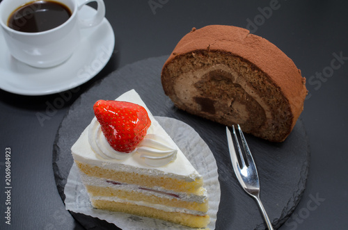 苺のショートケーキと生チョコロールケーキでひと休み