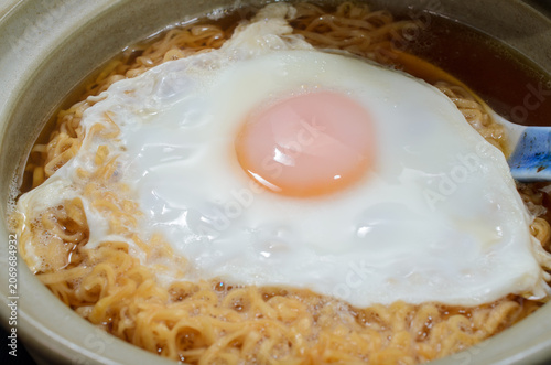 インスタントラーメンに卵をのせて