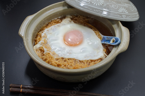インスタントラーメンに卵をのせて