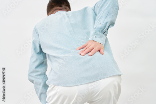 Foto 白背景で腰を押さえる男性　顔無し