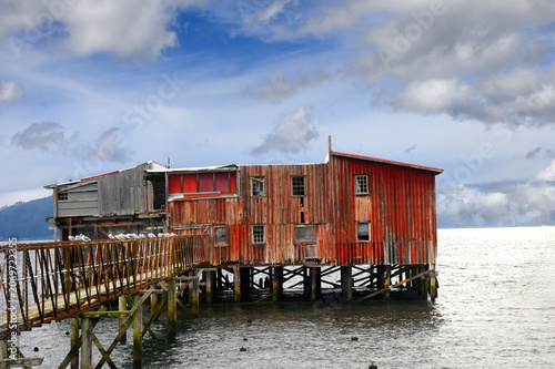 Tableau sur toile Big Red Abandoned Wooden Fishing Cannery