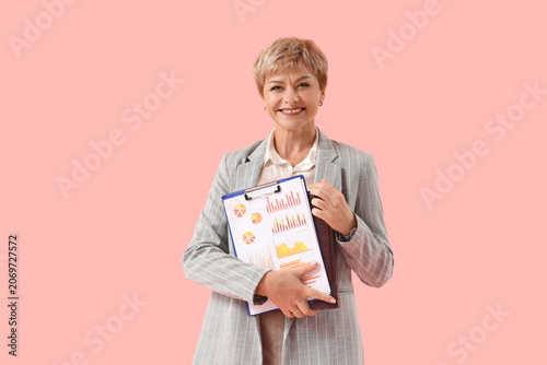 Mature businesswoman with d...