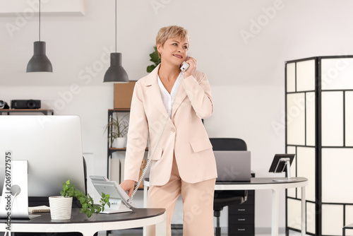 Mature businesswoman talkin...