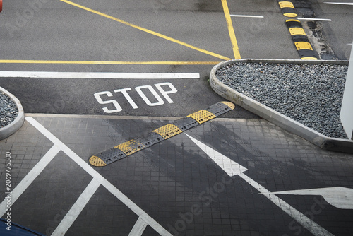 Foto Traffic stop sign at an intersection with speed bump