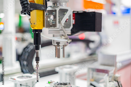 Foto Automatic screw and nut tightening machine tighten bolt machine during assembly