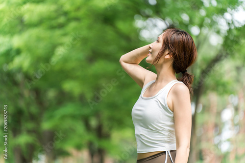 Women wearing yoga wear and sportswear (UV protection, serotonin, beautiful skin, skin whitening)